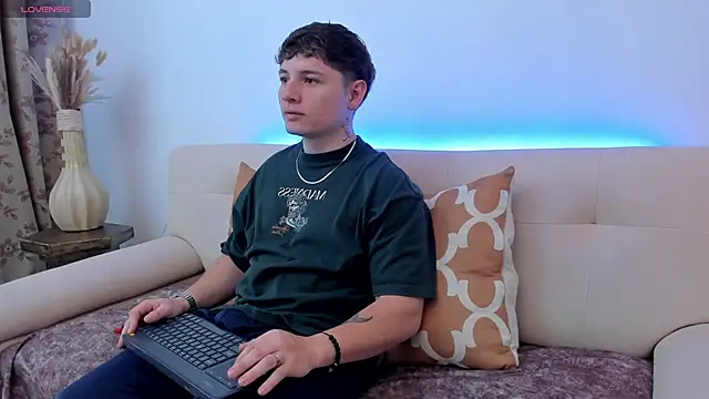 Snapshot of Leoo_Miller chatting on October 17, 2025, 8:54 pm Leoo Miller online show from October 17, 2025, 8:54 pm