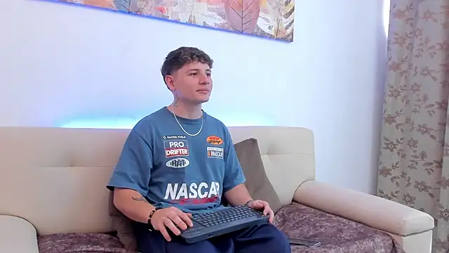 Snapshot of Leoo_Miller chatting on October 6, 2025, 8:42 pm Leoo Miller online show from October 6, 2025, 8:42 pm