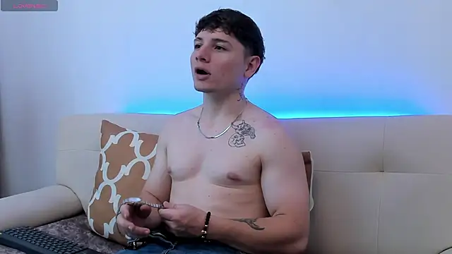 Snapshot of Leoo_Miller chatting on October 13, 2025, 8:43 pm Leoo Miller online show from October 13, 2025, 8:43 pm