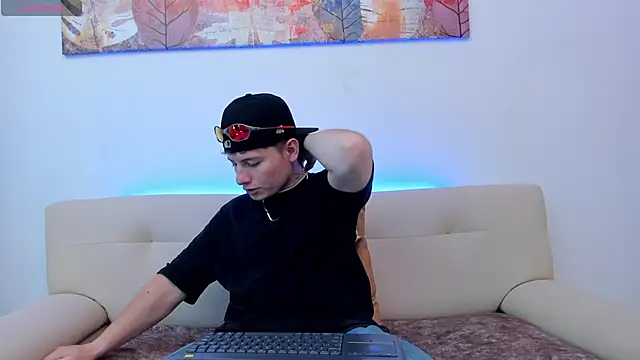 Snapshot of Leoo_Miller chatting on October 23, 2025, 8:07 pm Leoo Miller online show from October 23, 2025, 8:07 pm