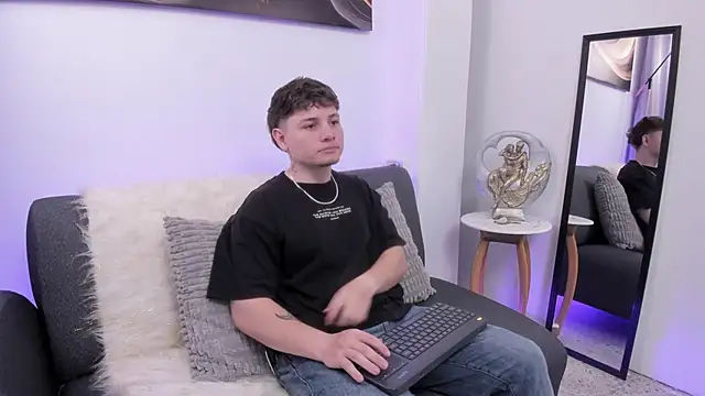 Leoo Miller online show from December 20, 2025, 4:26 am