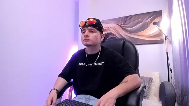 Snapshot of Leoo_Miller chatting on November 19, 2025, 4:12 am Leoo Miller online show from November 19, 2025, 4:12 am