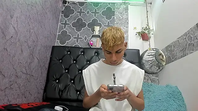 sexyboys cutex18 online show from March 26, 2026, 11:24 pm