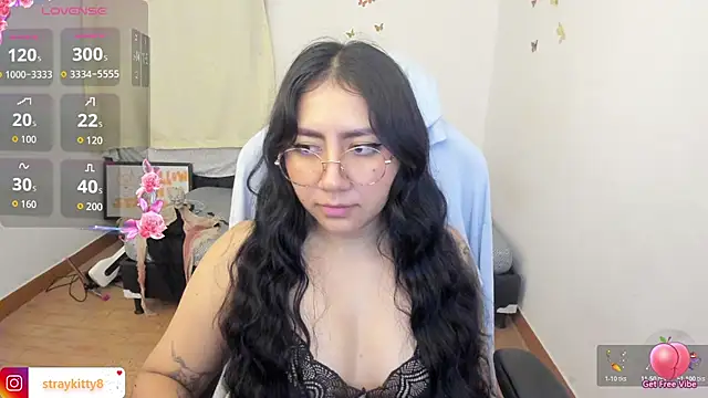 Snapshot of LoveLyy- chatting on October 31, 2025, 10:45 am LoveLyy- online show from October 31, 2025, 10:45 am