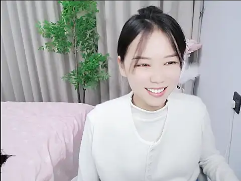 mili0923 online show from October 24, 2025, 3:44 pm