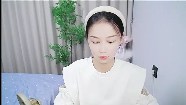 mili0923 online show from November 4, 2025, 1:37 pm