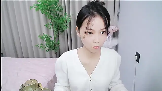 mili0923 online show from October 29, 2025, 2:05 pm