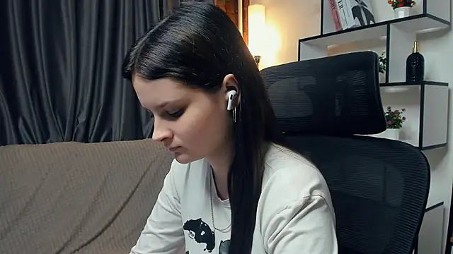 SkyDoll online show from October 8, 2025, 9:15 pm