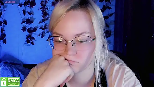 HoneyDazzle online show from November 21, 2025, 7:13 pm