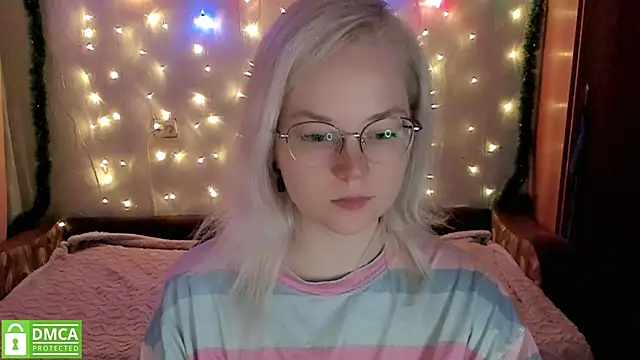 HoneyDazzle online show from November 27, 2025, 8:09 pm