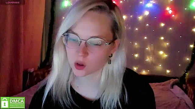 HoneyDazzle online show from January 7, 2026, 10:37 pm