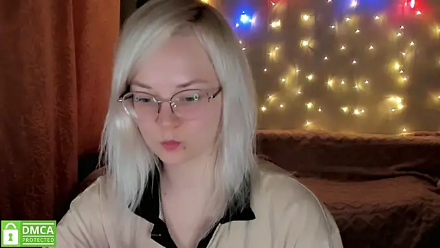 HoneyDazzle online show from December 4, 2025, 9:14 pm