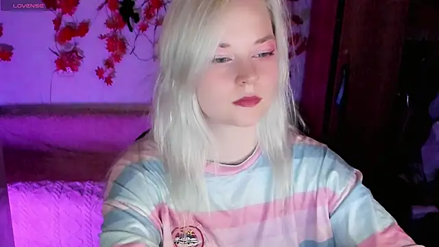 HoneyDazzle online show from October 24, 2025, 7:35 pm