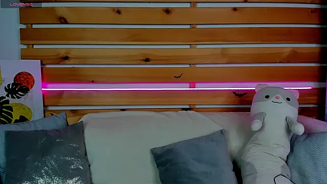 Olivia Grantt online show from November 30, 2025, 1:17 am