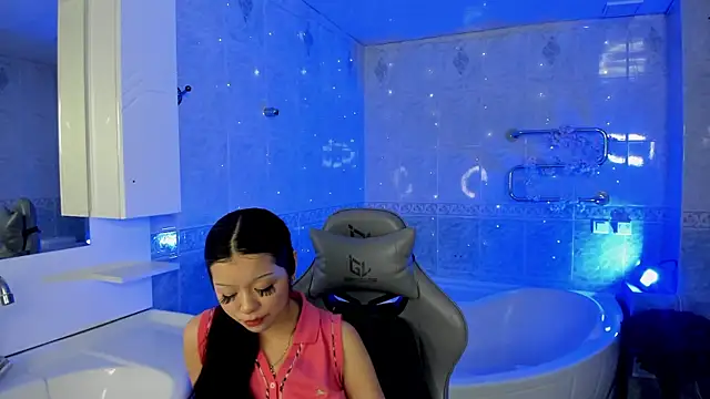 Snapshot of luvemily chatting on October 8, 2025, 7:43 am luvemily online show from October 8, 2025, 7:43 am