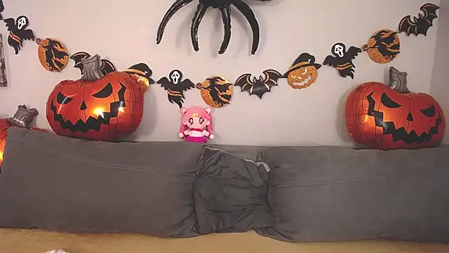 Evarey  online show from October 26, 2025, 5:30 am