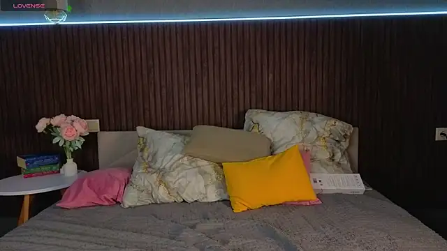 Snapshot of kitsun_ne chatting on November 16, 2025, 8:24 pm kitsun ne online show from November 16, 2025, 8:24 pm