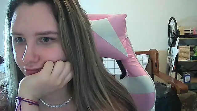 Snapshot of Caymira chatting on February 9, 2026, 5:33 pm Caymira online show from February 9, 2026, 5:33 pm