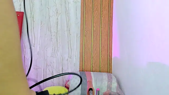 luisabecker  online show from November 15, 2025, 1:48 pm