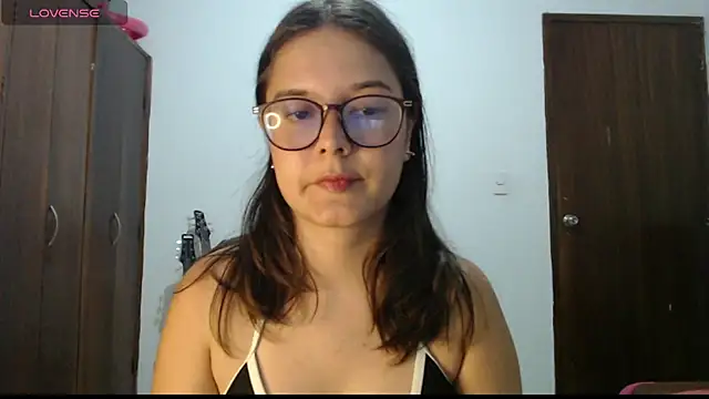 CarlaLorez online show from May 6, 2026, 2:37 am