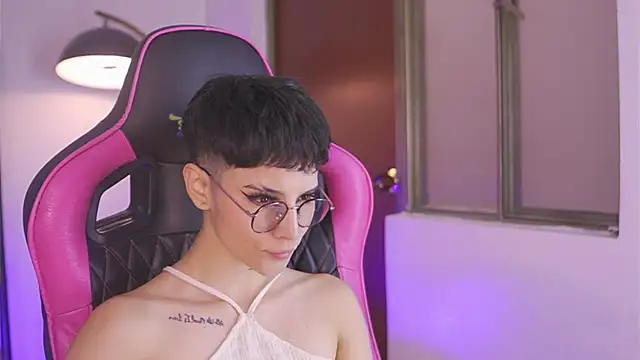 Snapshot of Giia_Moretti_ chatting on October 10, 2025, 1:56 pm Giia Moretti online show from October 10, 2025, 1:56 pm