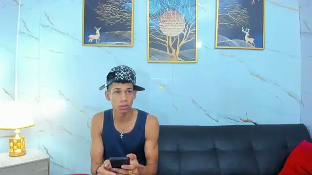 Snapshot of Little_nicoll chatting on April 15, 2026, 10:32 pm Little nicoll online show from April 15, 2026, 10:32 pm