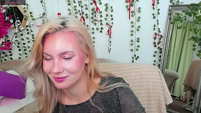  BellaClark online show from May 1, 2026, 8:25 pm