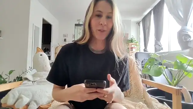 Inked Snow Muse online show from November 17, 2025, 4:55 pm