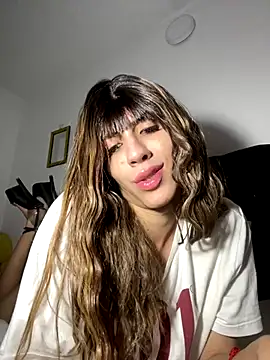 Snapshot of SiaraRealist chatting on November 10, 2025, 4:28 am SiaraRealist online show from November 10, 2025, 4:28 am