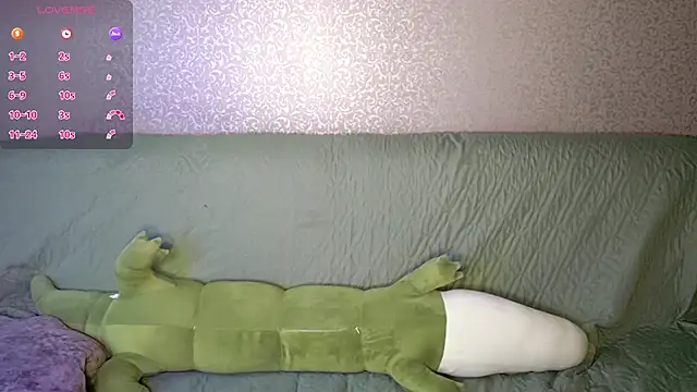 Snapshot of QuiveredFrown chatting on November 8, 2025, 11:47 am QuiveredFrown online show from November 8, 2025, 11:47 am