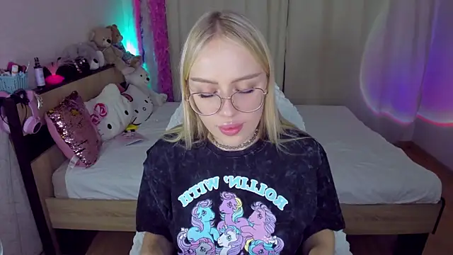 Snapshot of CeaneLino chatting on October 18, 2025, 7:38 pm CeaneLino online show from October 18, 2025, 7:38 pm