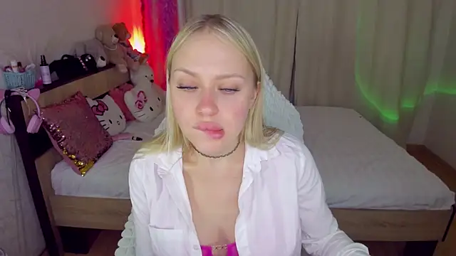 Snapshot of CeaneLino chatting on October 14, 2025, 6:30 pm CeaneLino online show from October 14, 2025, 6:30 pm