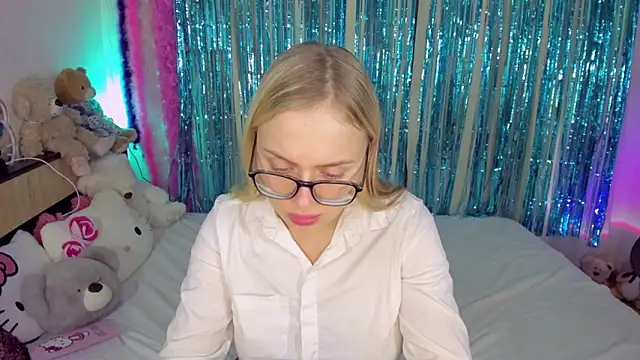 Snapshot of CeaneLino chatting on November 9, 2025, 9:19 pm CeaneLino online show from November 9, 2025, 9:19 pm