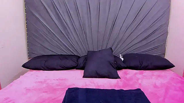 saray-Rousse online show from October 24, 2025, 2:27 pm