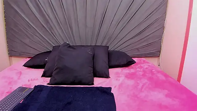 saray-Rousse online show from October 23, 2025, 2:05 pm