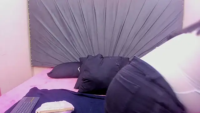 saray-Rousse online show from October 17, 2025, 1:57 pm