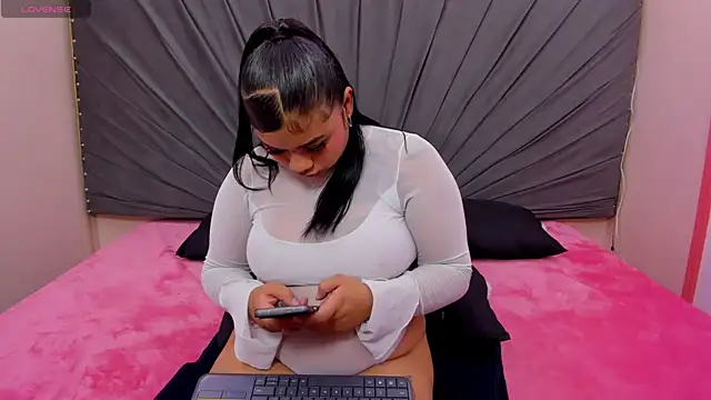 saray-Rousse online show from October 30, 2025, 2:54 am