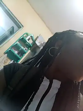 Snapshot of BeverlyMadison_ chatting on November 25, 2025, 1:33 pm BeverlyMadison online show from November 25, 2025, 1:33 pm