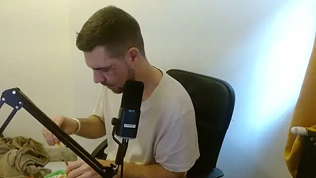 Snapshot of chibrax918 chatting on December 17, 2025, 9:14 am chibrax918 online show from December 17, 2025, 9:14 am