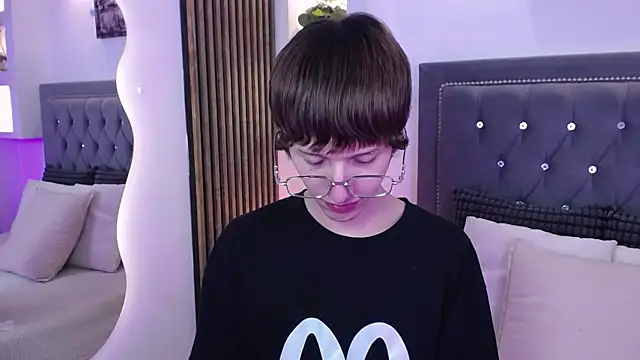 Emo Boy  online show from May 18, 2026, 4:40 am