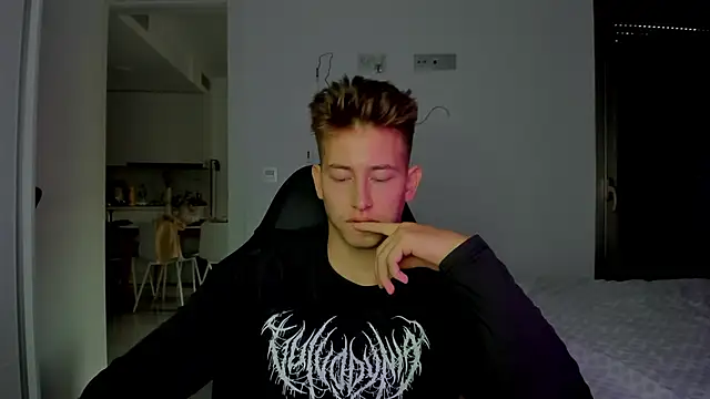 Snapshot of find0m_master chatting on February 15, 2026, 1:54 pm find0m master online show from February 15, 2026, 1:54 pm