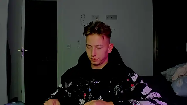 Snapshot of find0m_master chatting on February 4, 2026, 8:15 pm find0m master online show from February 4, 2026, 8:15 pm