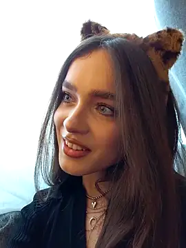 MayaGlow online show from November 7, 2025, 5:34 am