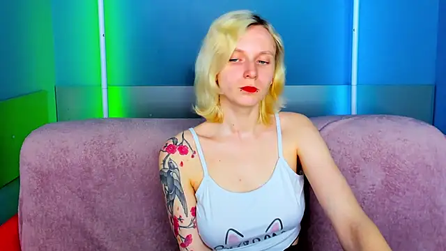 LikiLips online show from April 14, 2026, 1:10 am