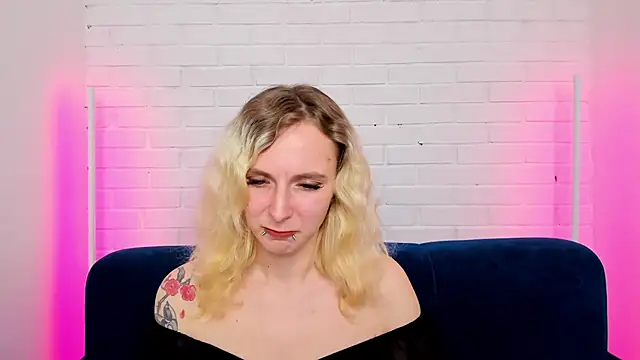 LikiLips online show from November 2, 2025, 8:30 am