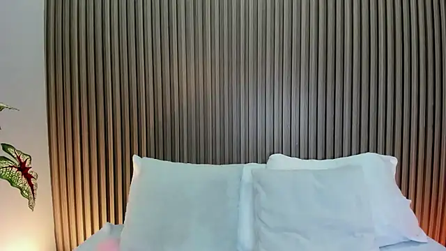 laura maite  online show from October 17, 2025, 12:07 pm