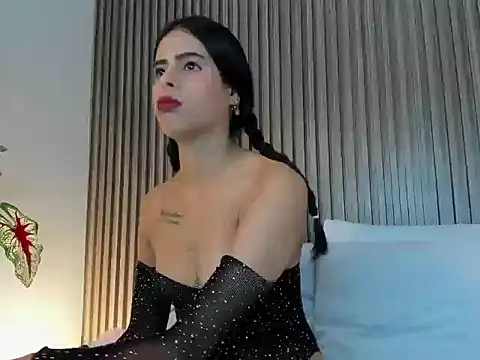 laura maite  online show from October 10, 2025, 12:17 pm