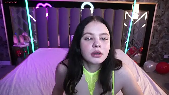 SnowWhiti online show from February 7, 2026, 8:06 pm