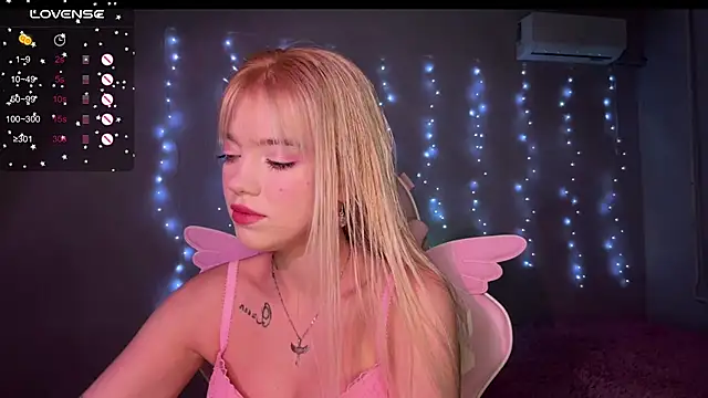 myprettylola online show from December 5, 2025, 7:34 pm