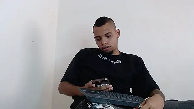 Snapshot of drako_monster chatting on April 19, 2026, 5:47 pm drako monster online show from April 19, 2026, 5:47 pm